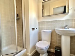 Master En-suite- click for photo gallery